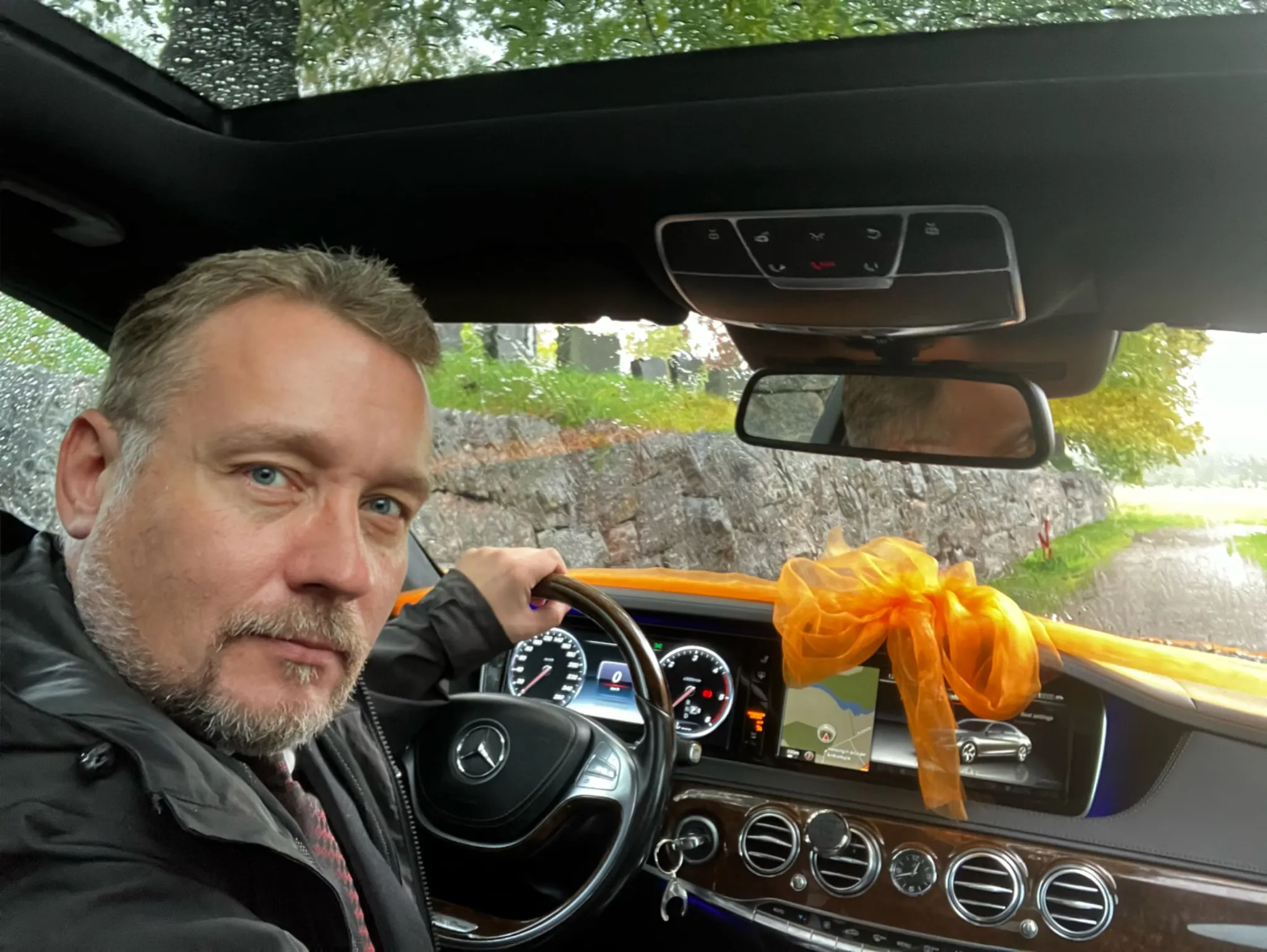 Taxikaaren kuljettaja Mercedes-Benzin ratissa