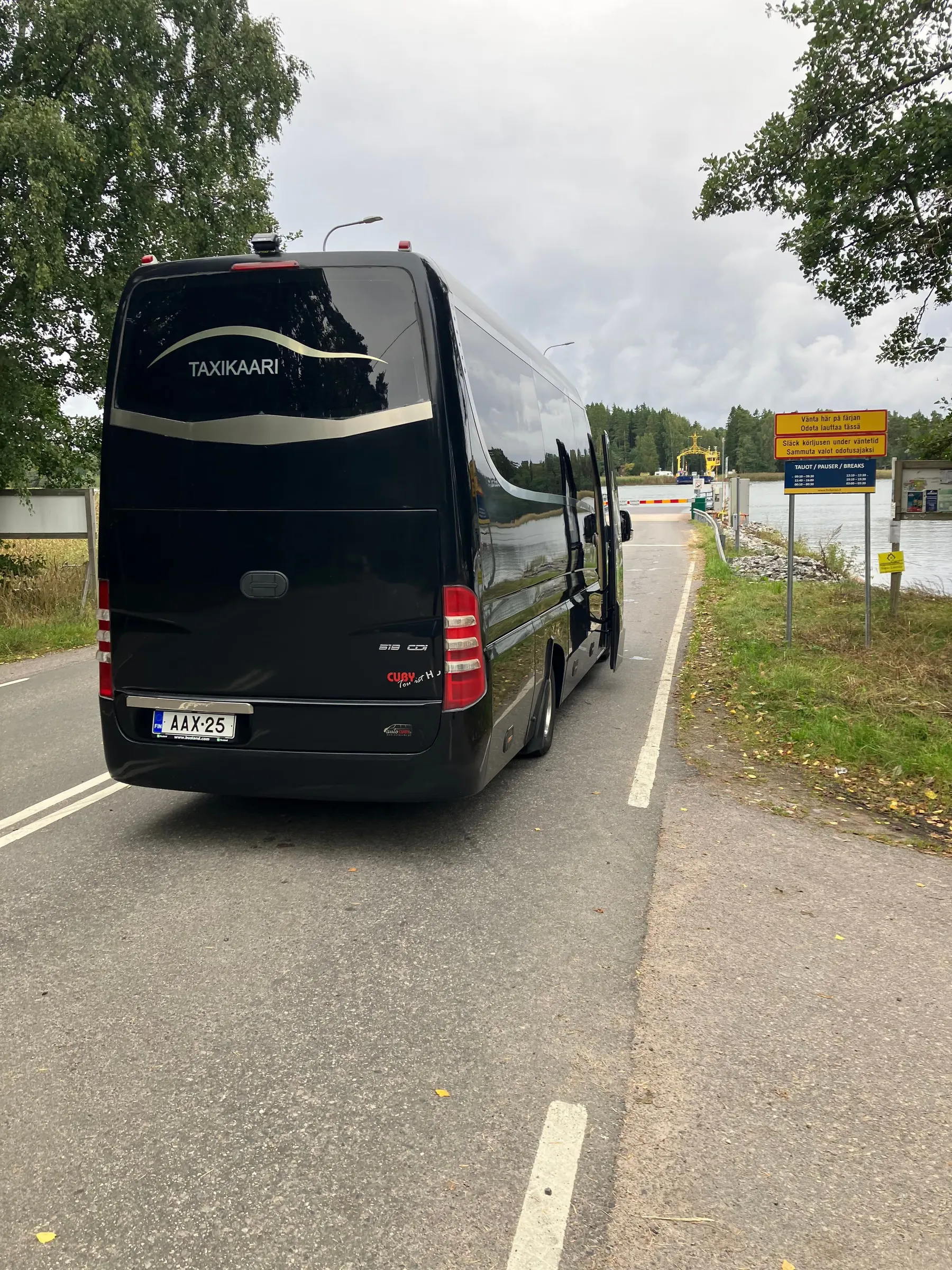 Taxikaaren Sprinter VIP-bussi maantiellä