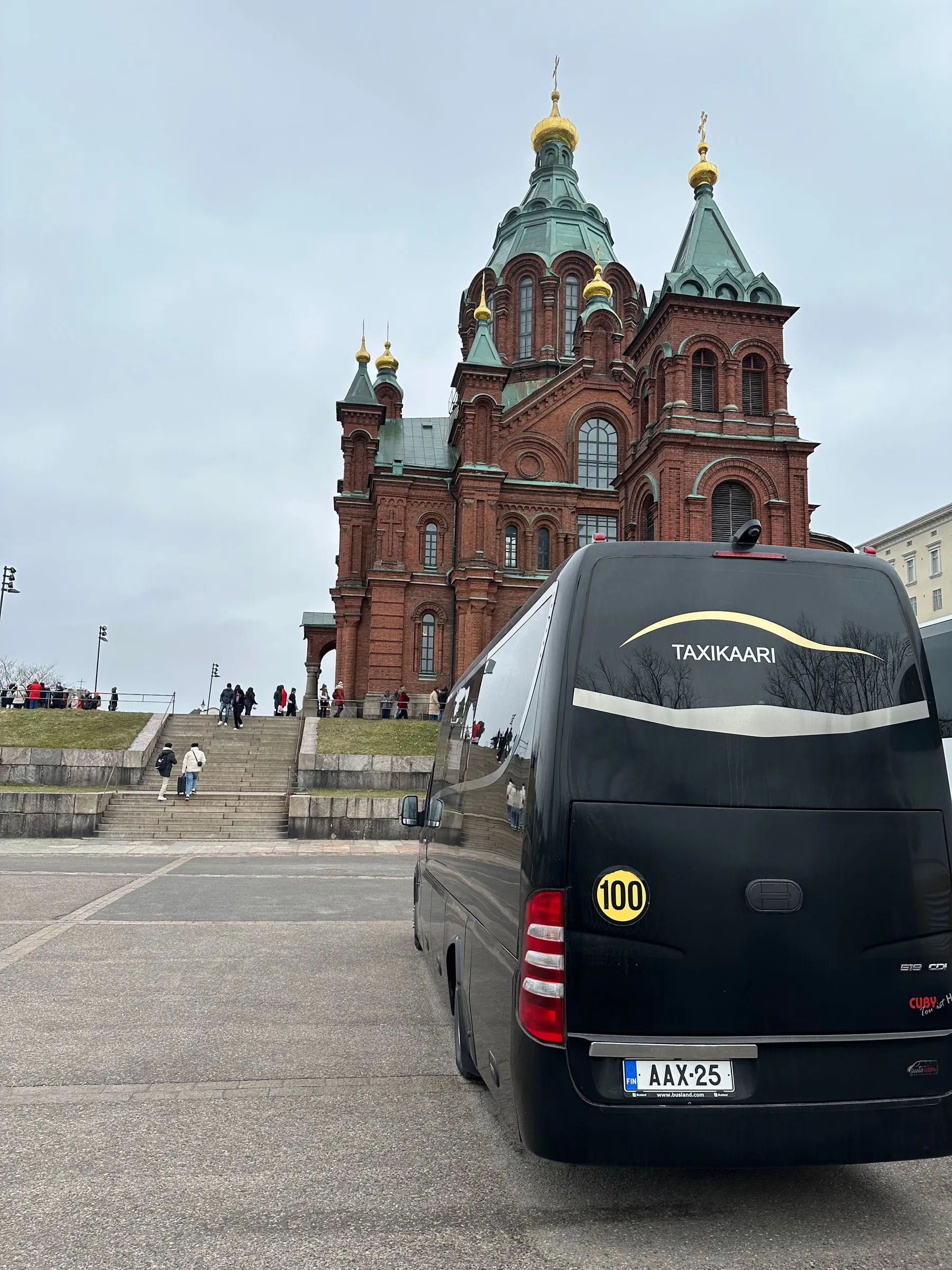 Taxikaaren VIP-bussi Uspenskin katedraalin edustalla