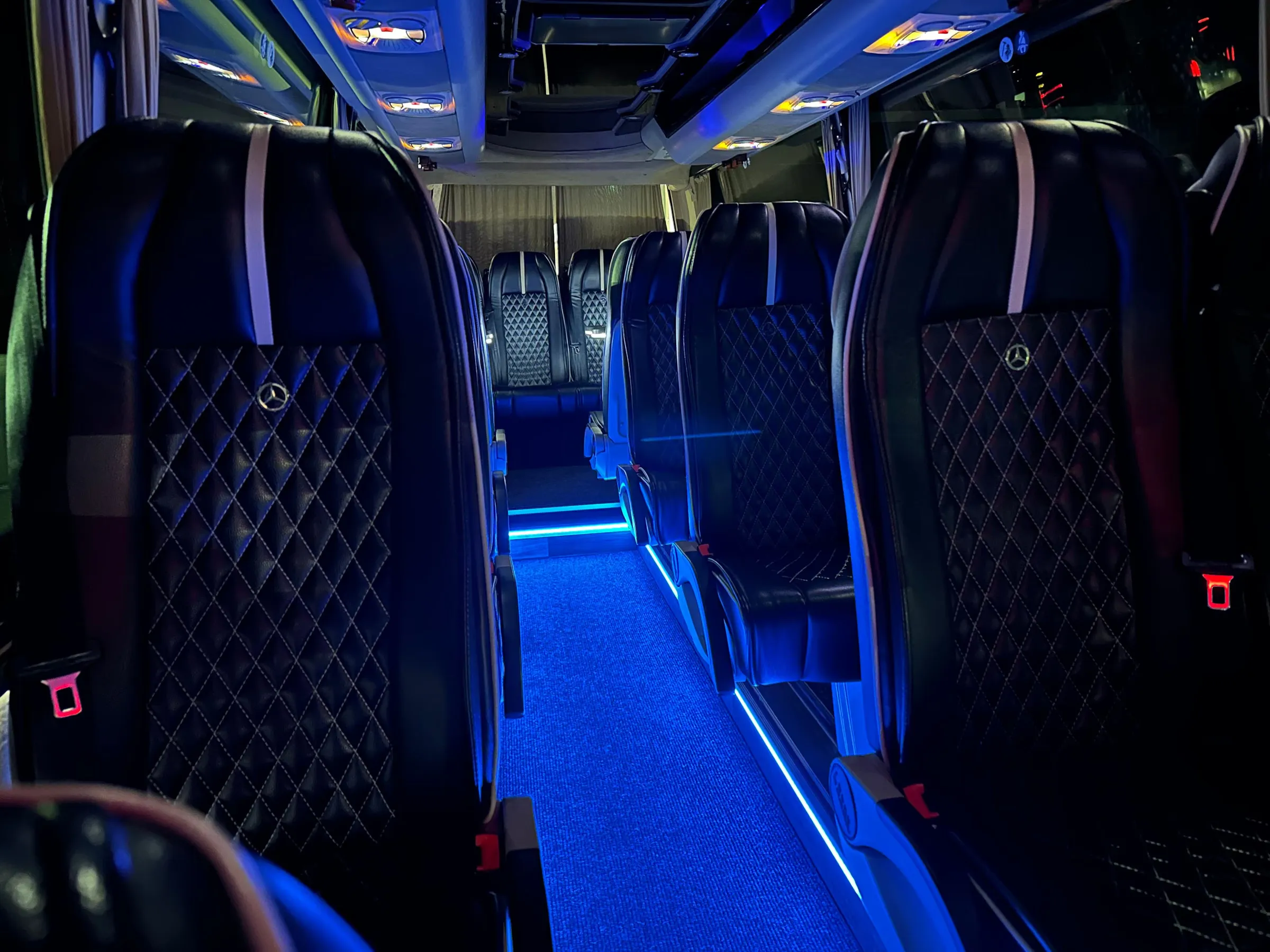VIP-bussin käytävä ja nahkaistuimet