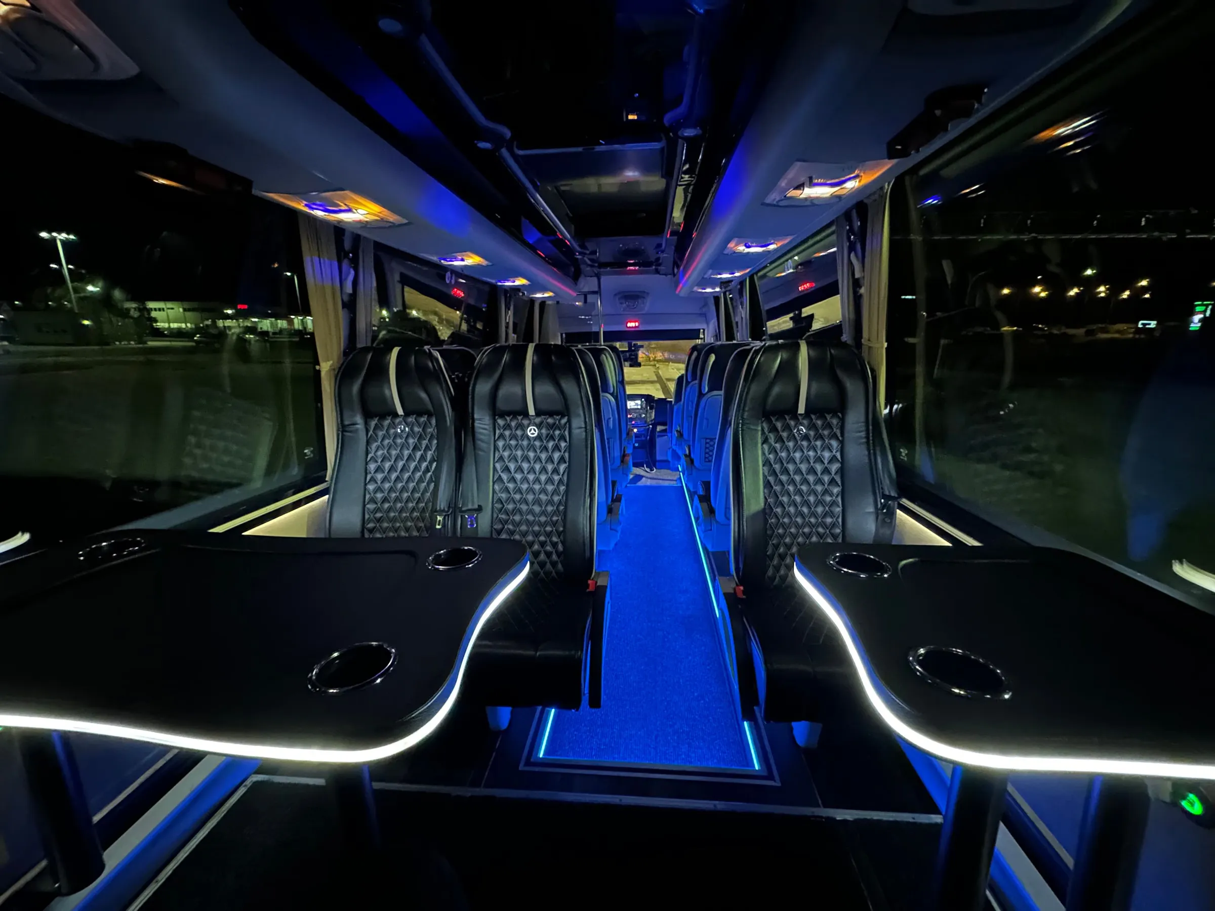 VIP-bussin pöydät ja sininen tunnelmavalaistus